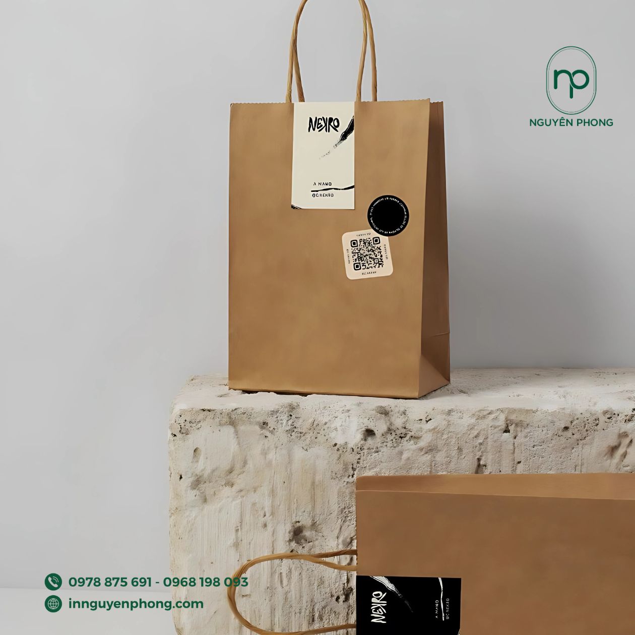 Mẫu túi giấy kraft có dán tem 